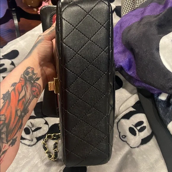 Elegant Black Quilted w/gold /hardware Chain Shoulder Bag - Picture 13 of 16